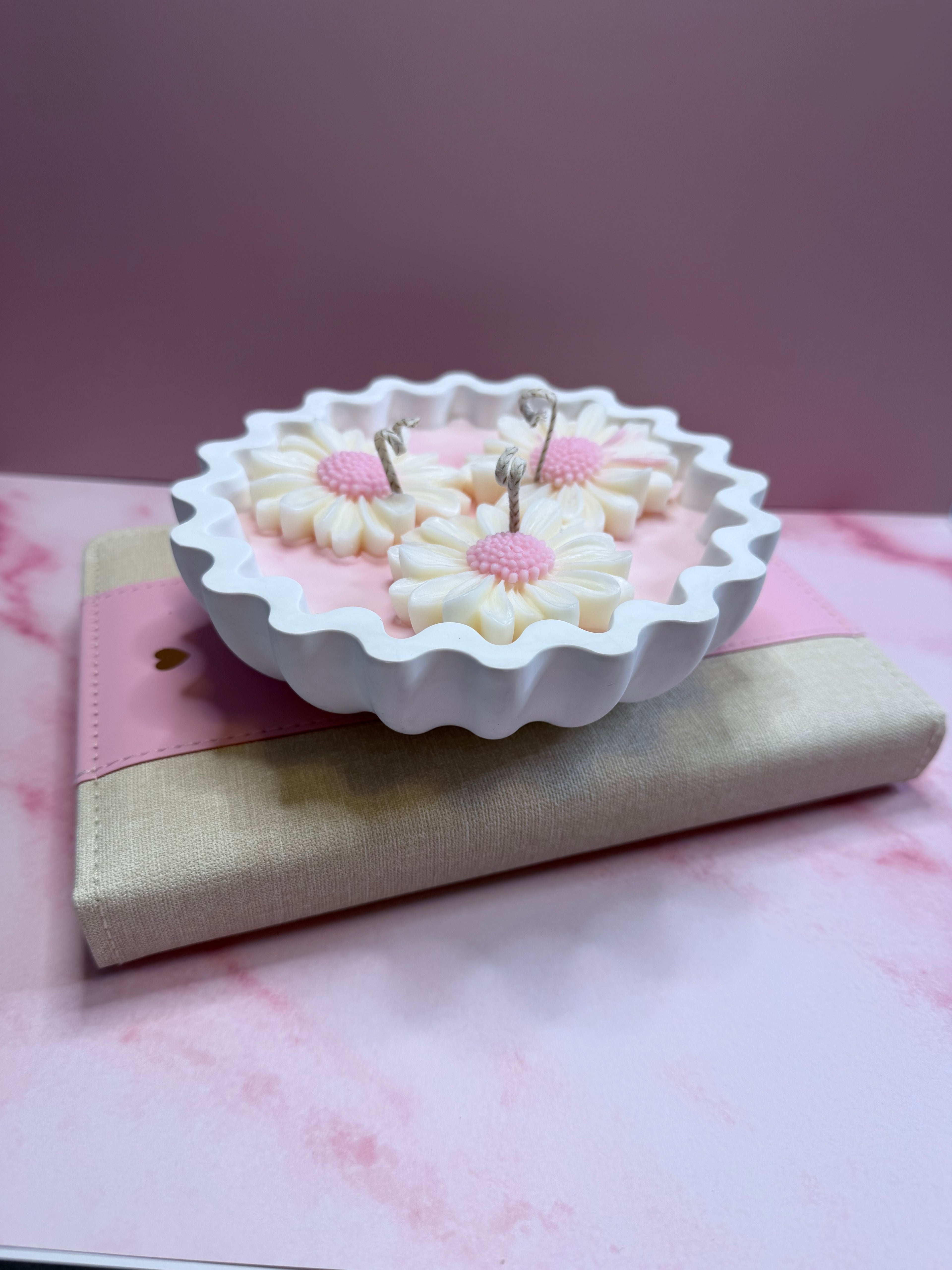 Handmade Daisy Soy Wax Candle – Neutral Marble Bowl, Eco-Friendly Decor