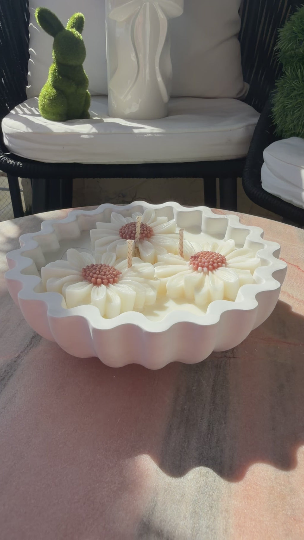 Handmade Daisy Soy Wax Candle – Neutral Marble Bowl, Eco-Friendly Decor