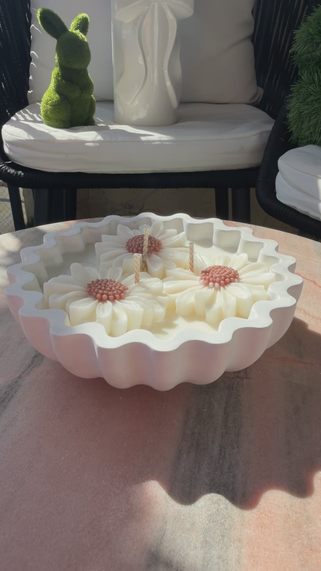 Handmade Daisy Soy Wax Candle – Neutral Marble Bowl, Eco-Friendly Decor